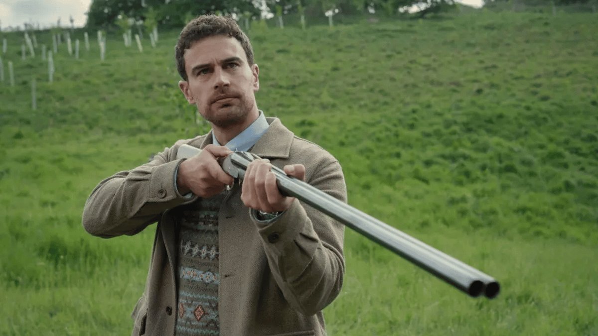 Bătaie pe platoul The Gentlemen: Theo James, șocat