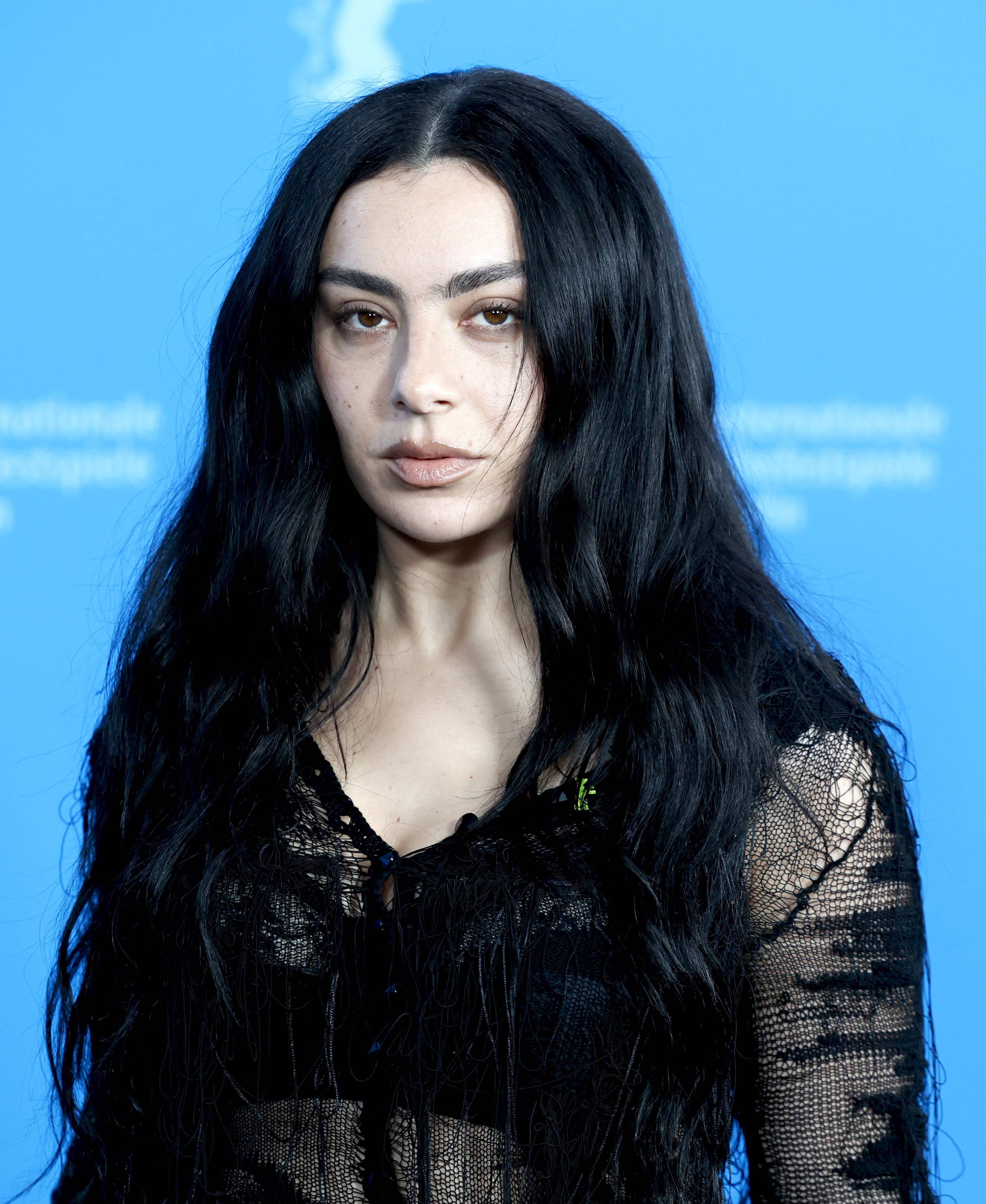 Charli XCX face un album de rock. Nu, serios.