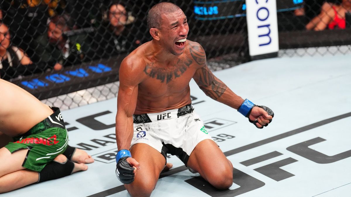 Luptătorul UFC Raoni Barcelos, scos pe targă după un KO terifiant. Ce se știe despre starea lui