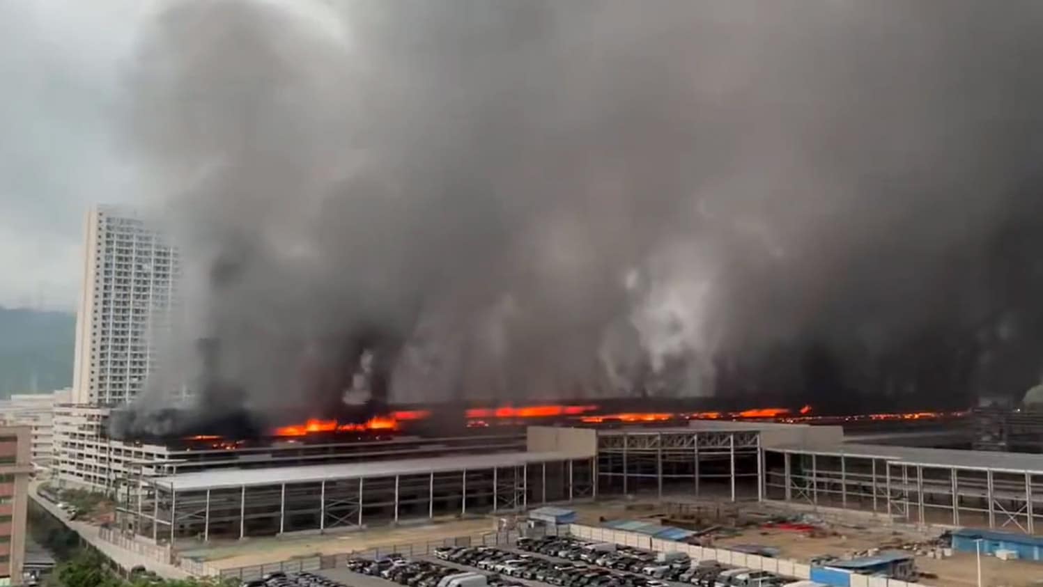 Incendiu uriaș la fabrica BYD din Shenzhen: fum negru dens, nicio victimă