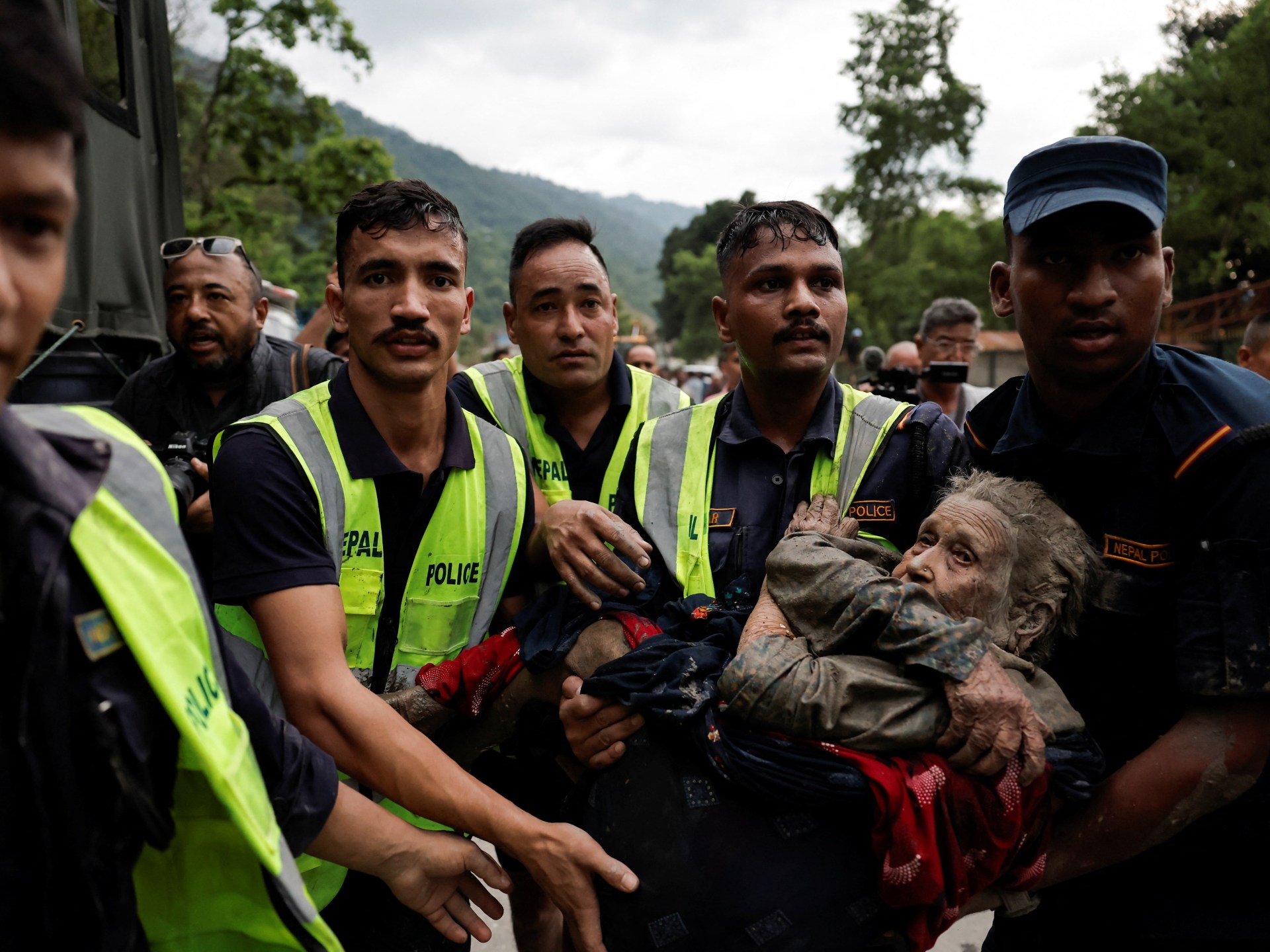 270 morti si 1500 disparuti in inundatiile din Nepal