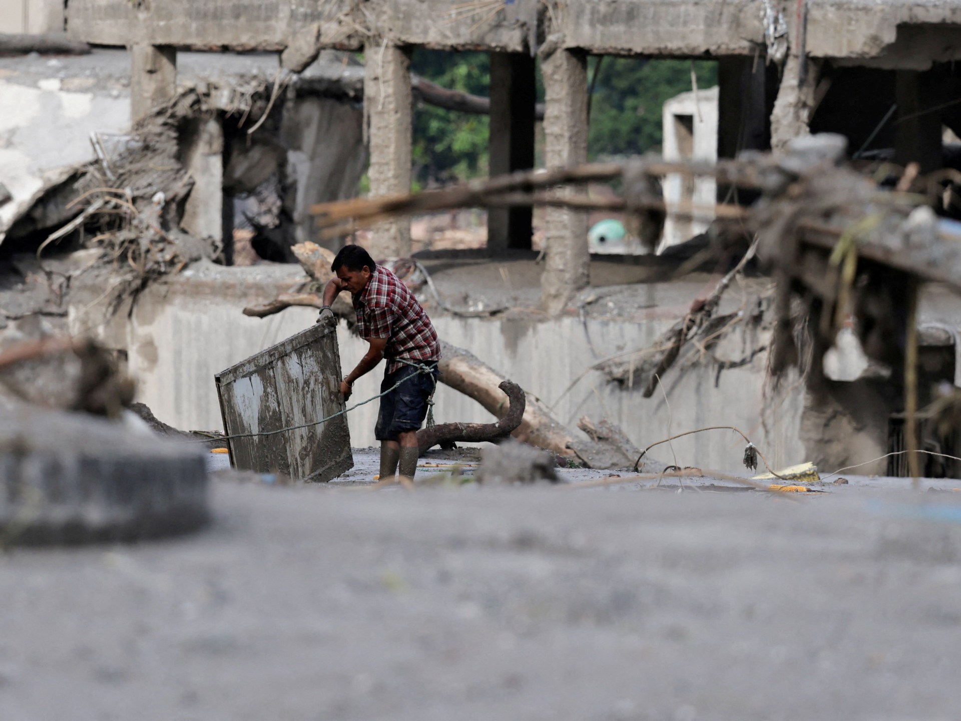 390 morti si 1400 disparuti dupa inundatiile din Nepal si Tibet