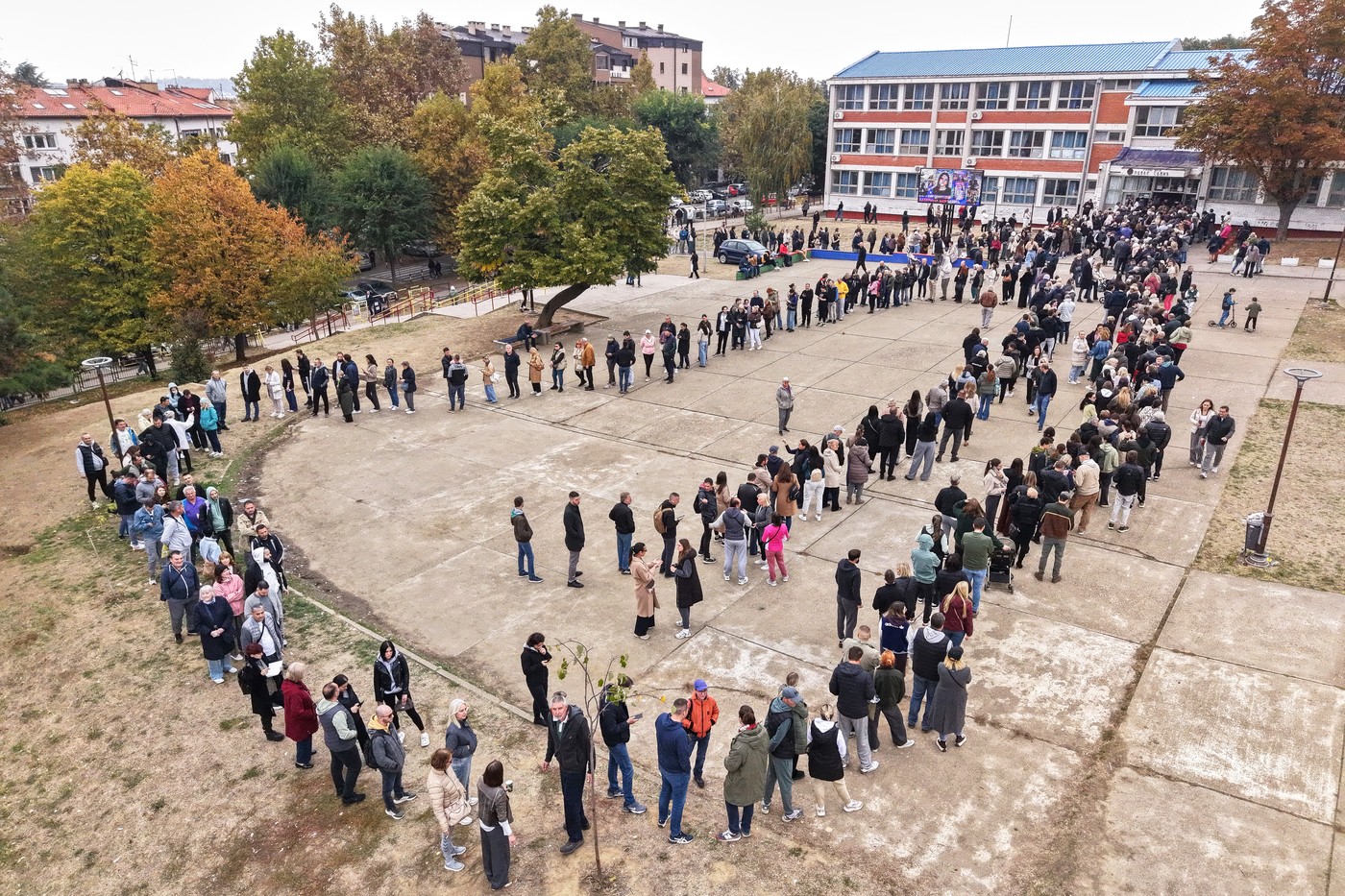 Alegeri in Serbia: cozi uriase, Vucic testat de studenti