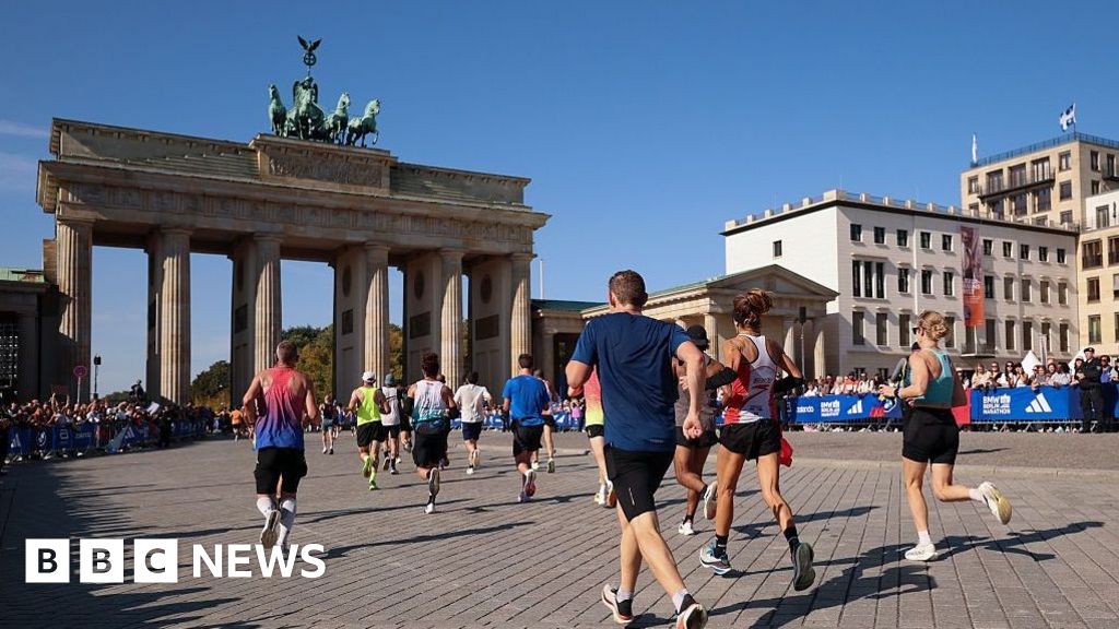 Alergătoare chineză, prinsă că a mers cu bicicleta în maraton