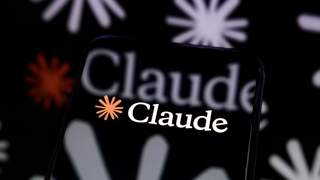 Alibaba interzice Claude Code: războiul corporațiilor cu AI