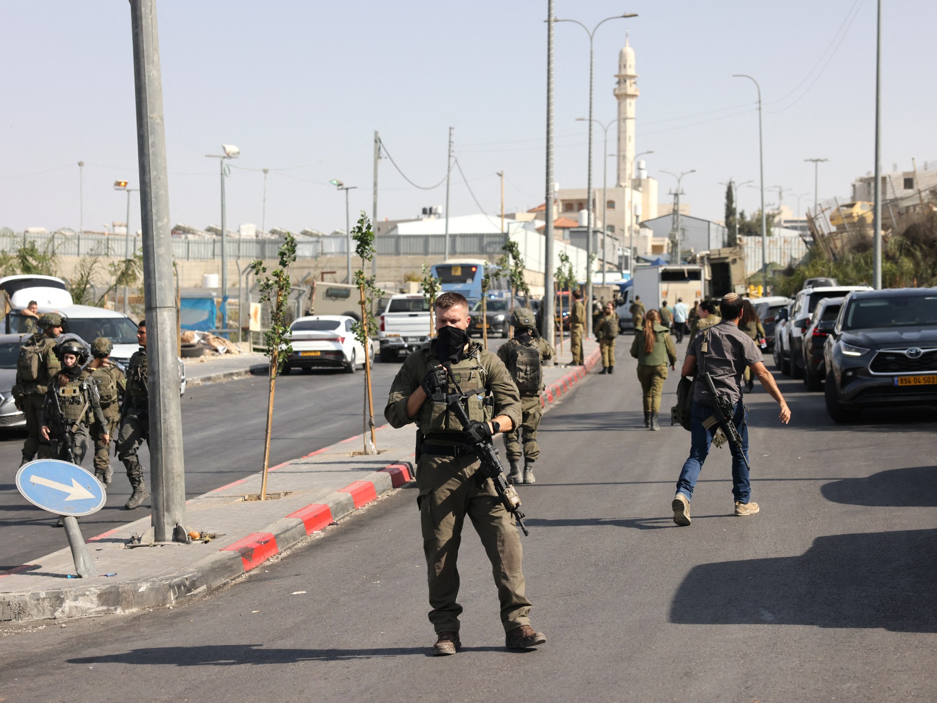 Armata israeliana face raiduri si retine zeci de palestinieni in Cisiordania