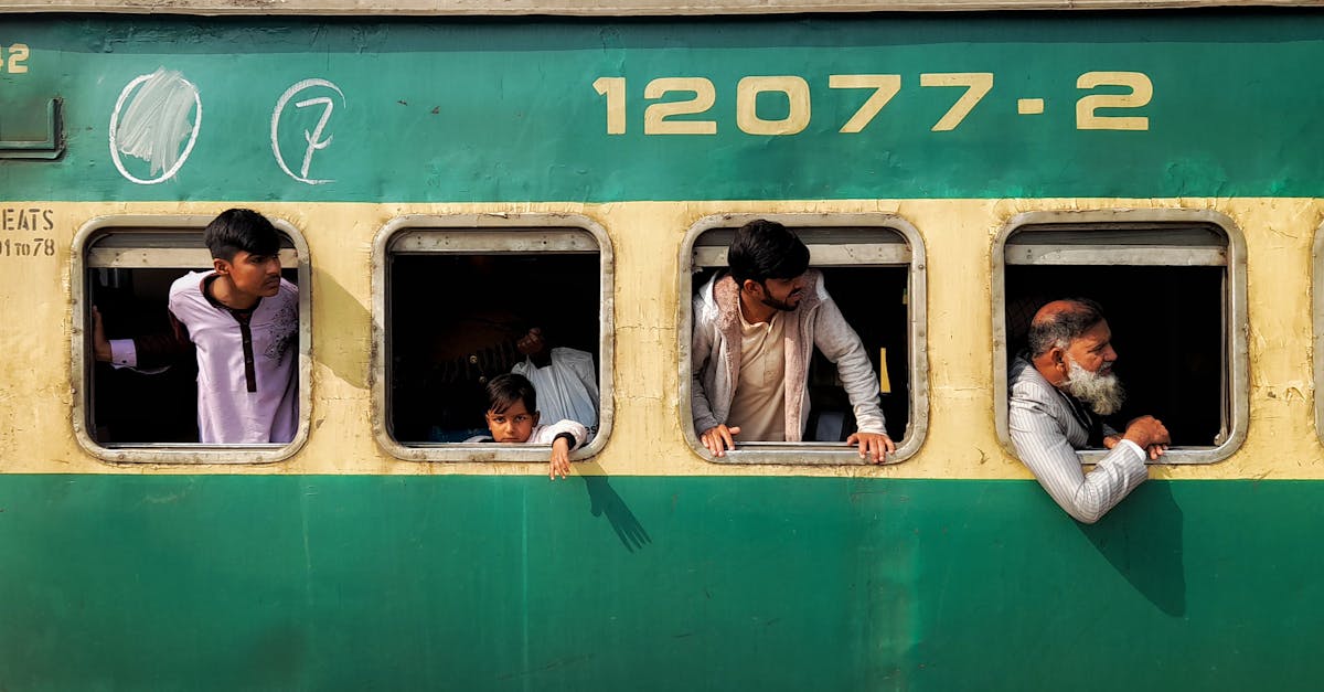 Atac cu bomba in Pakistan: cel putin 20 morti in tren