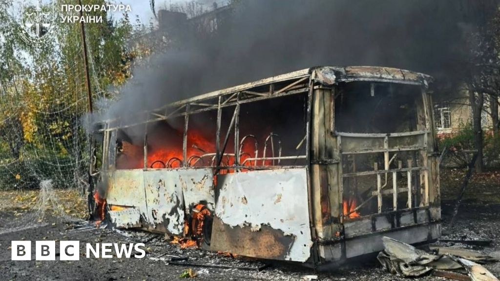 Atac rusesc în Kramatorsk: 33 de morți după ce o bombă ghidată a lovit două autobuze