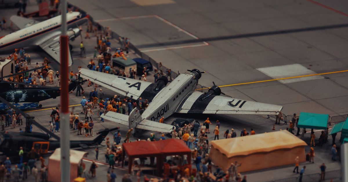 Avion prabusit intr-un turn in Beijing, China tace