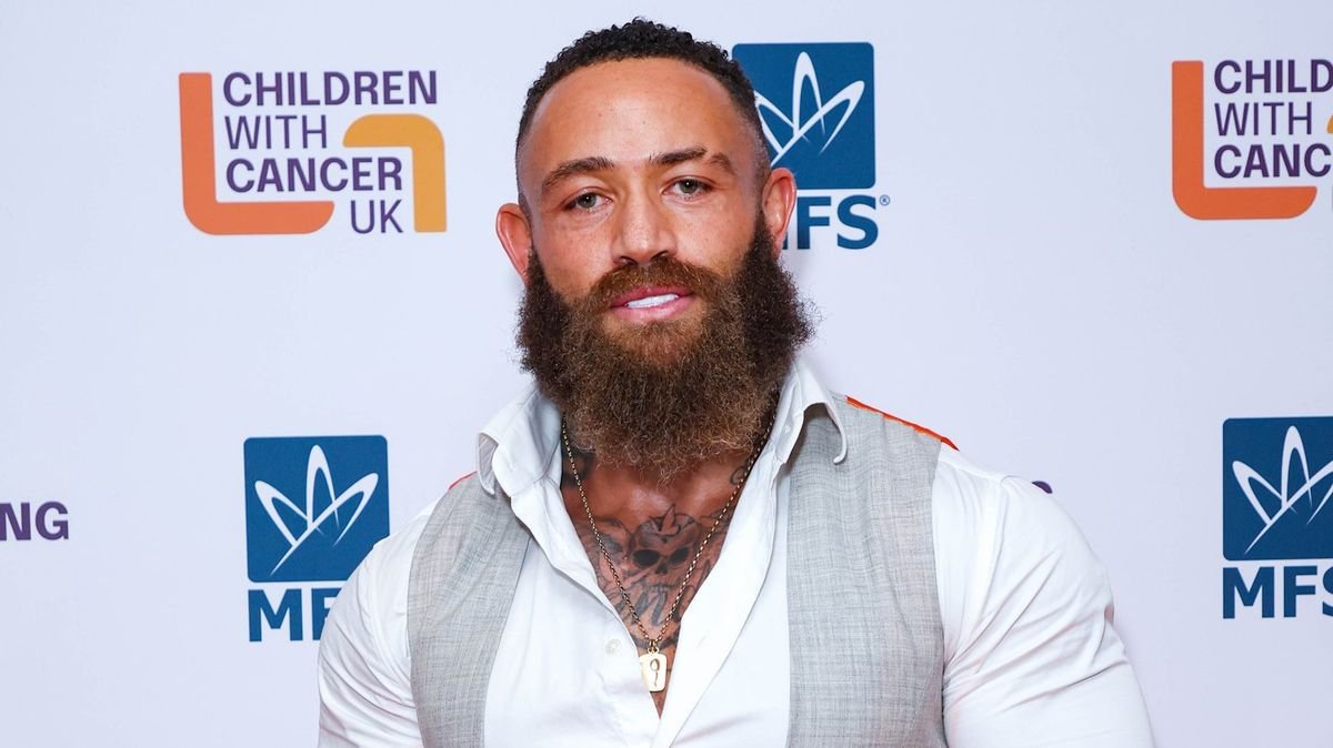 BBC a retras documentarul lui Ashley Cain după tweet-uri misoginiste