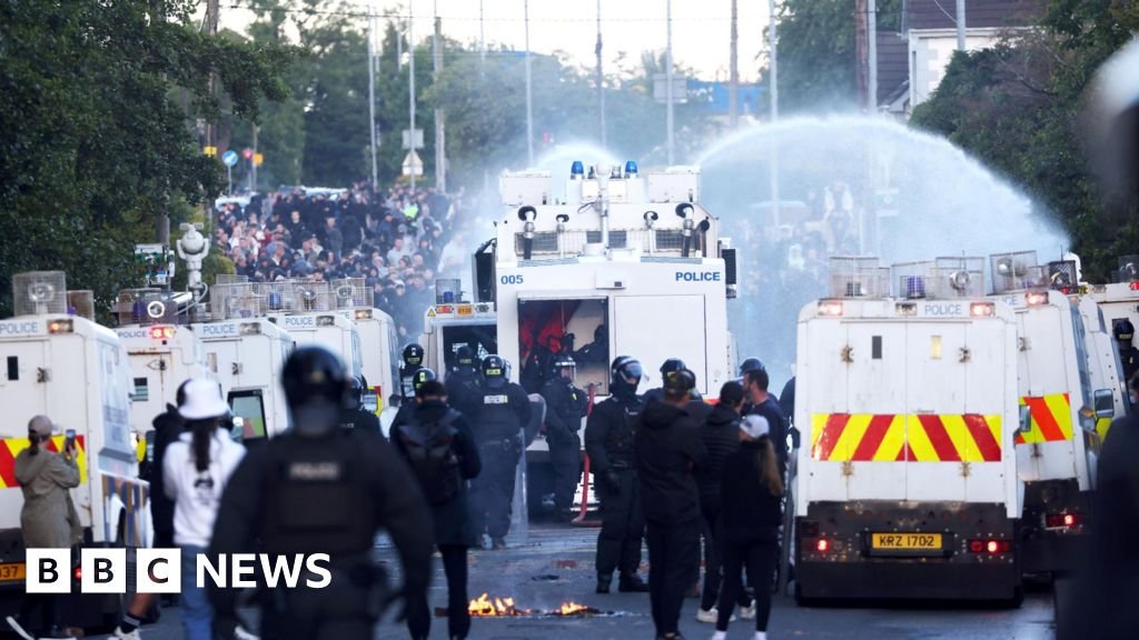 Belfast în flăcări: tunuri cu apă după un atac cu cuțit