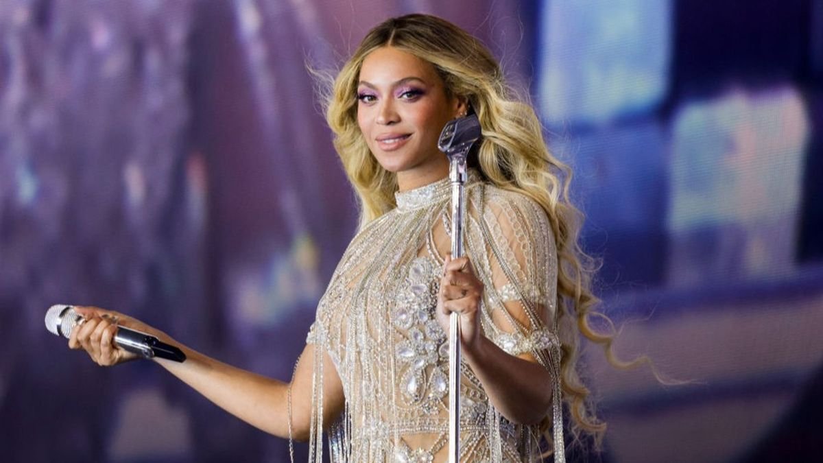 Beyonce vinde o cutie goala de 948,01 dolari. Vinilurile nu sunt incluse