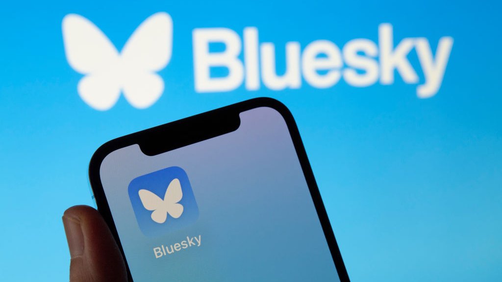 Bluesky pierde utilizatori activi deși descărcările explodează