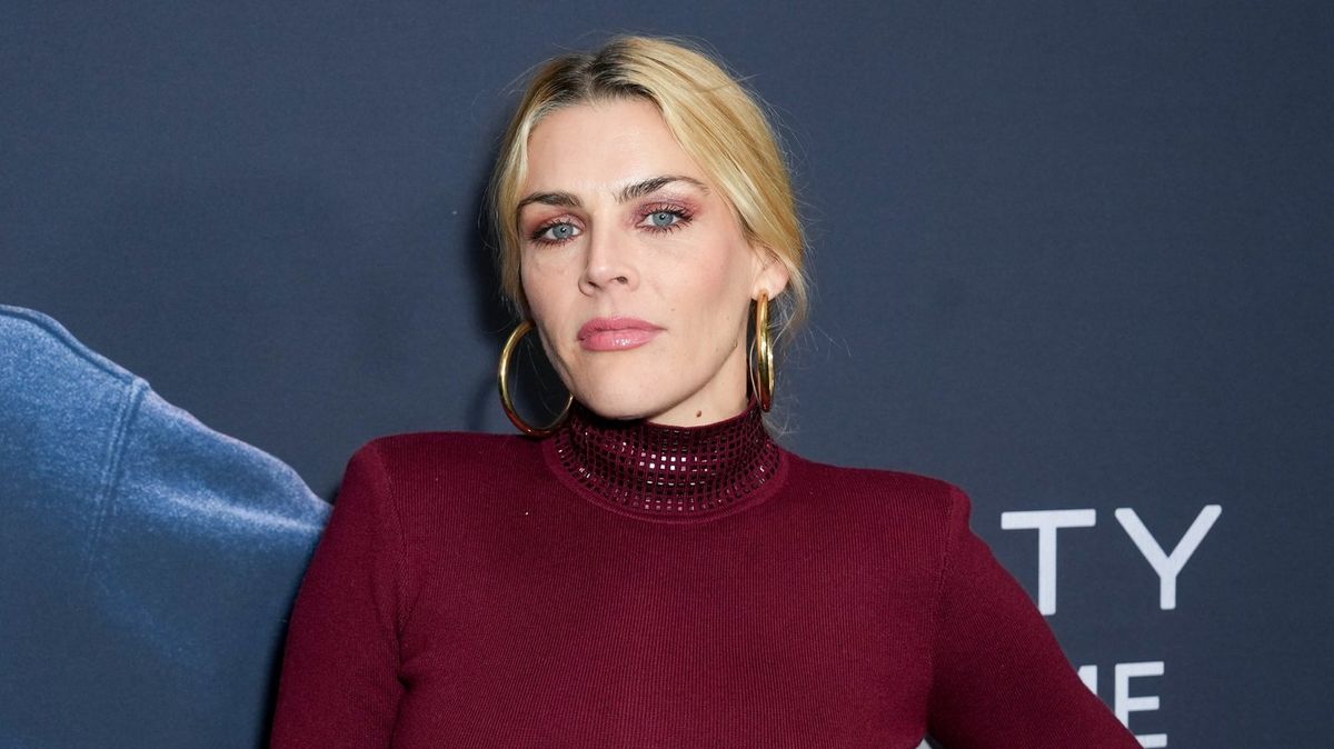 Busy Philipps, starul din Dawson's Creek, a trecut prin două operații pentru o tumoră cerebrală rară
