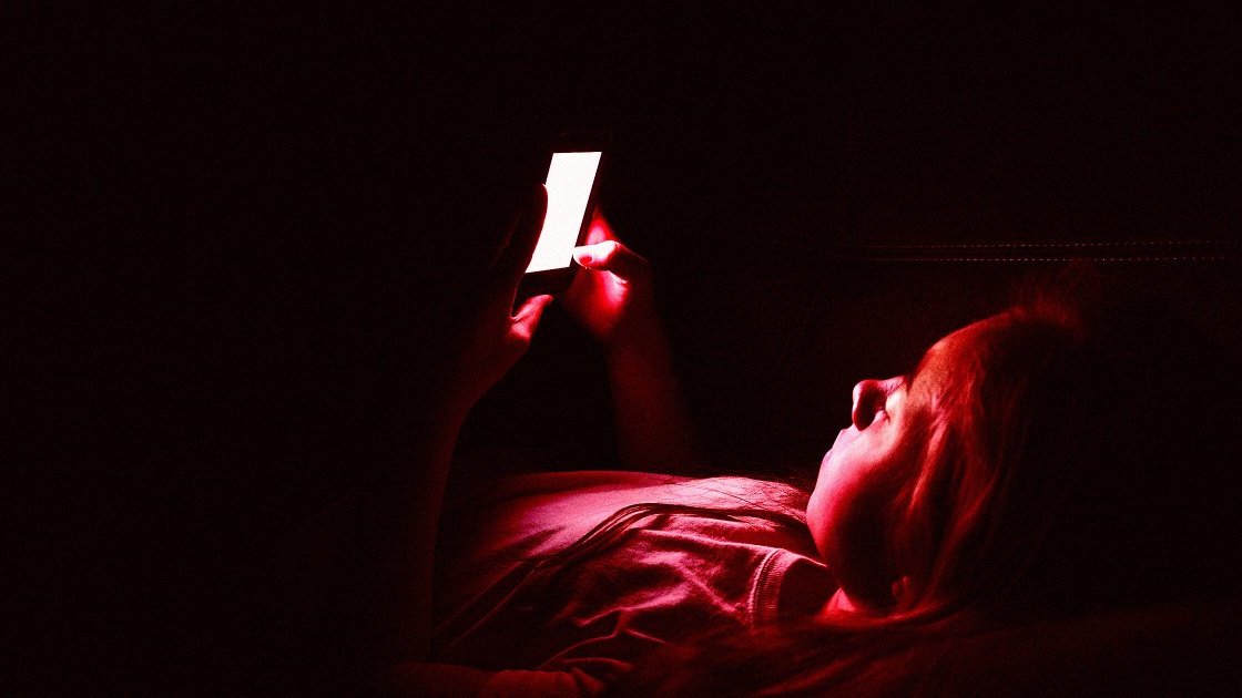 Un adolescent poate vorbi o oră cu ChatGPT despre suicid. Părintele nu primește nicio alertă