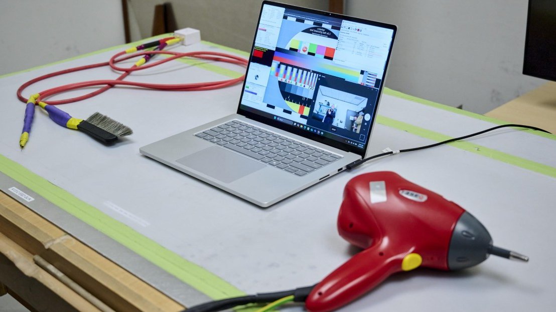 Cum „torturează” Microsoft laptopurile înainte de lansare
