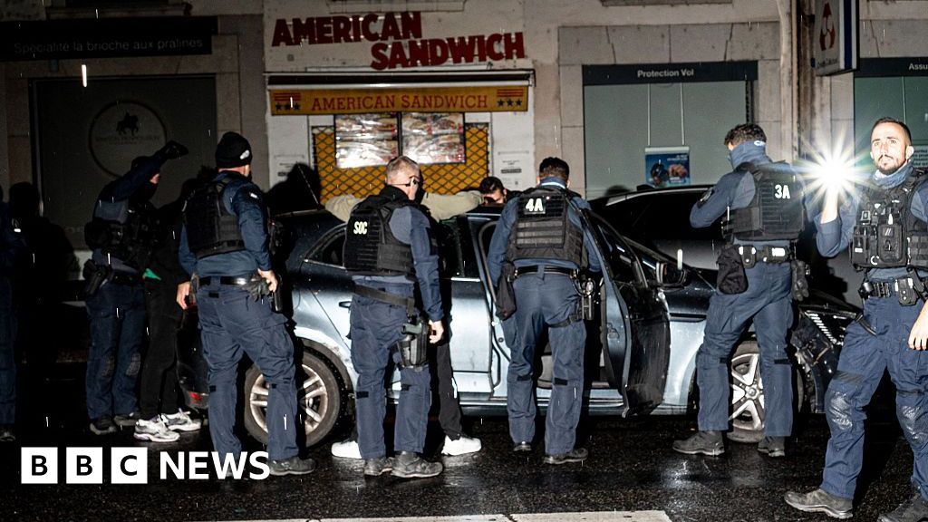 Curfew impus la Paris si alte orase dupa revoltele violente