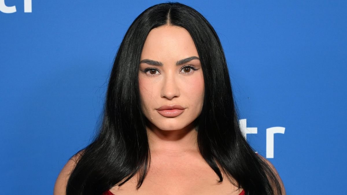 Demi Lovato, pe perfuzie după cină: alergie alimentară la 34 de ani