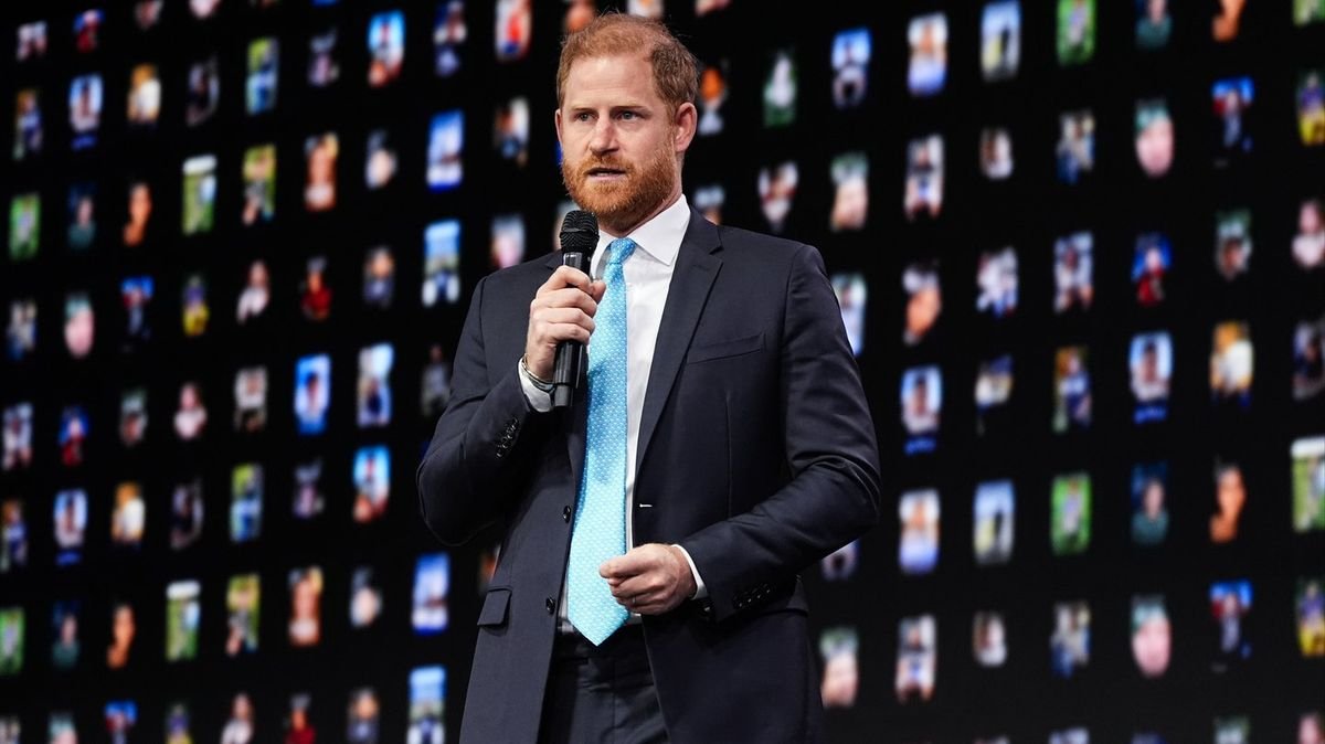 Harry a rămas fără teleprompter în plin discurs despre AI. Replica de la revenire: „AI-ul a intrat în discursul meu”