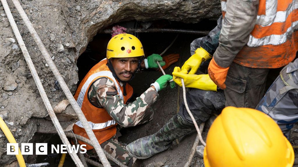 Doi muncitori salvati vii dupa 9 zile intr-un tunel din Nepal