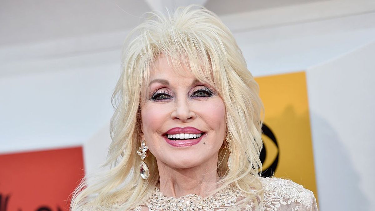 Dolly Parton a murit. Bill Maher face glume si lumea e furioasa