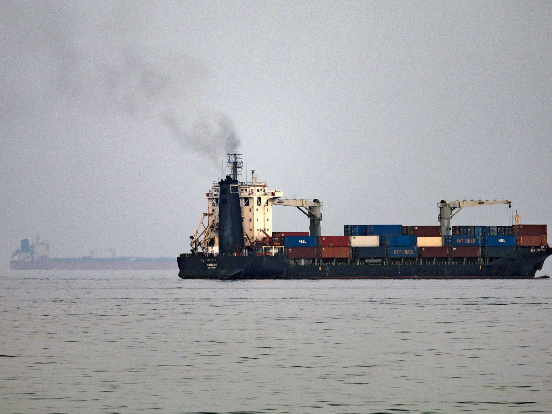 Două tancuri în flăcări în Hormuz, atacuri asupra houthilor