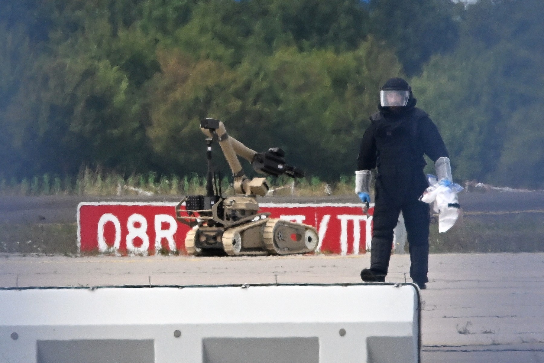 Drona cu bomba Semtex, gasita pe aeroport NATO in Germania
