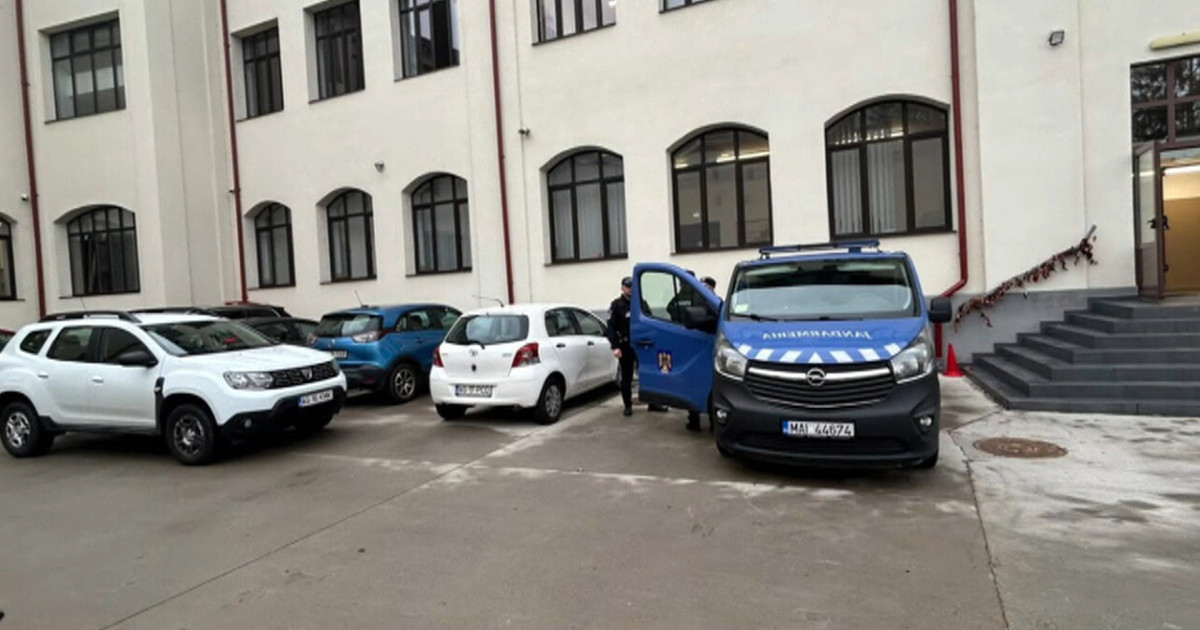 Elev de 15 ani a înjunghiat cu o macetă un coleg la un liceu din Pitești
