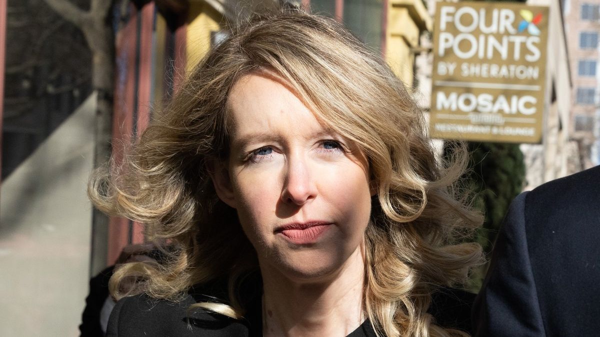 Elizabeth Holmes a lasat o echipa de filmare sa stea cu ea inainte de puscarie