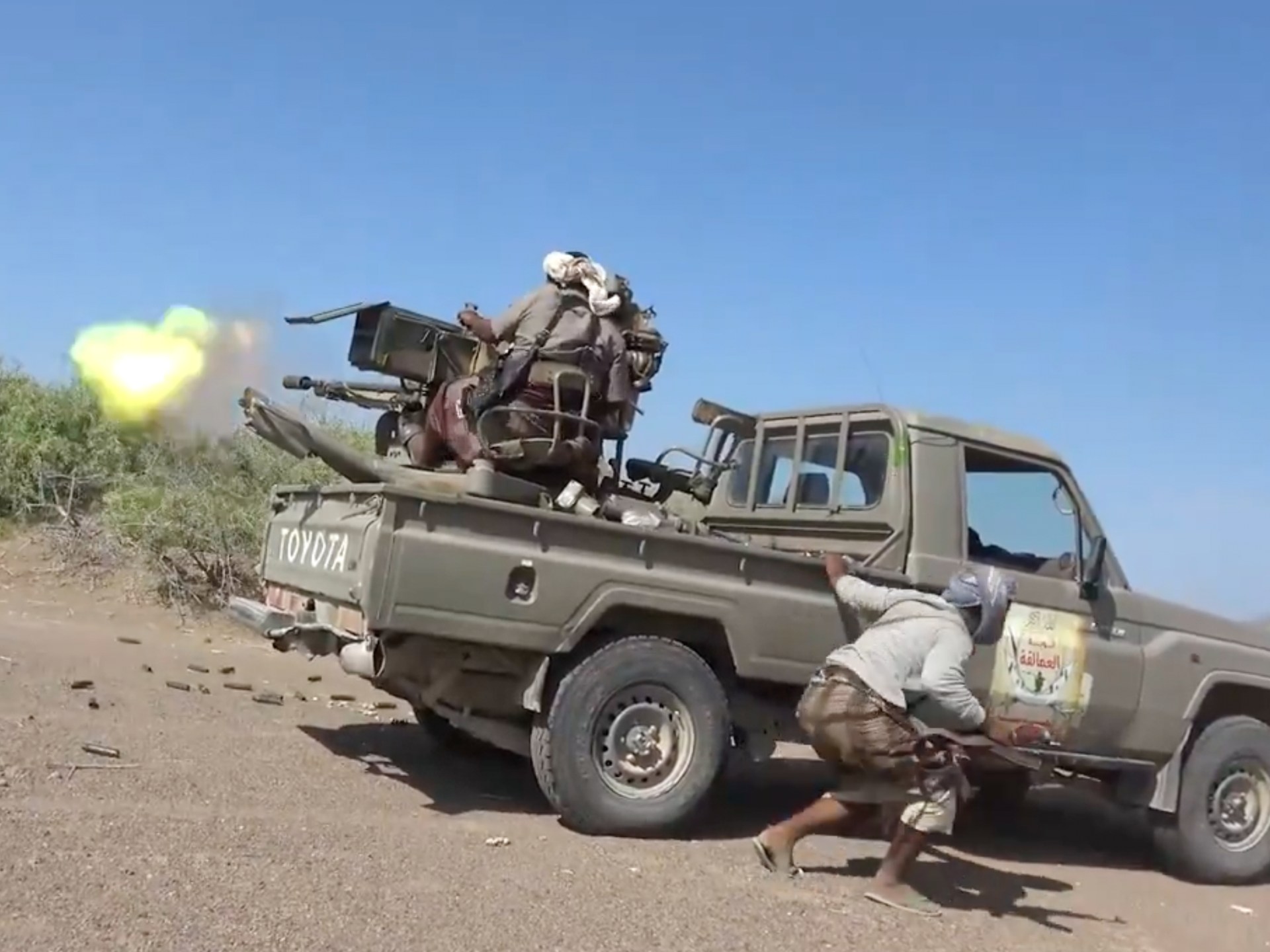Escaladare în Yemen: houthii lovesc două aeroporturi saudite, coaliția bombardează masiv