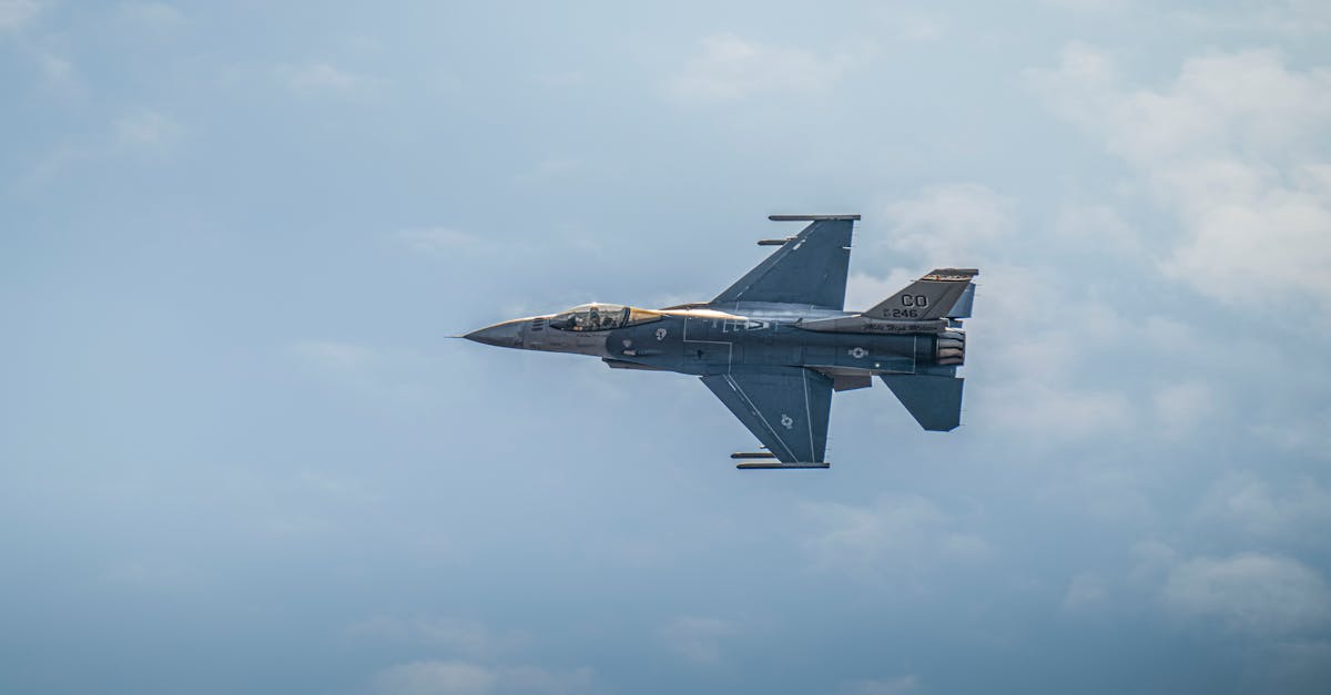 F-16 roman a doborat o drona in spatiul aerian NATO