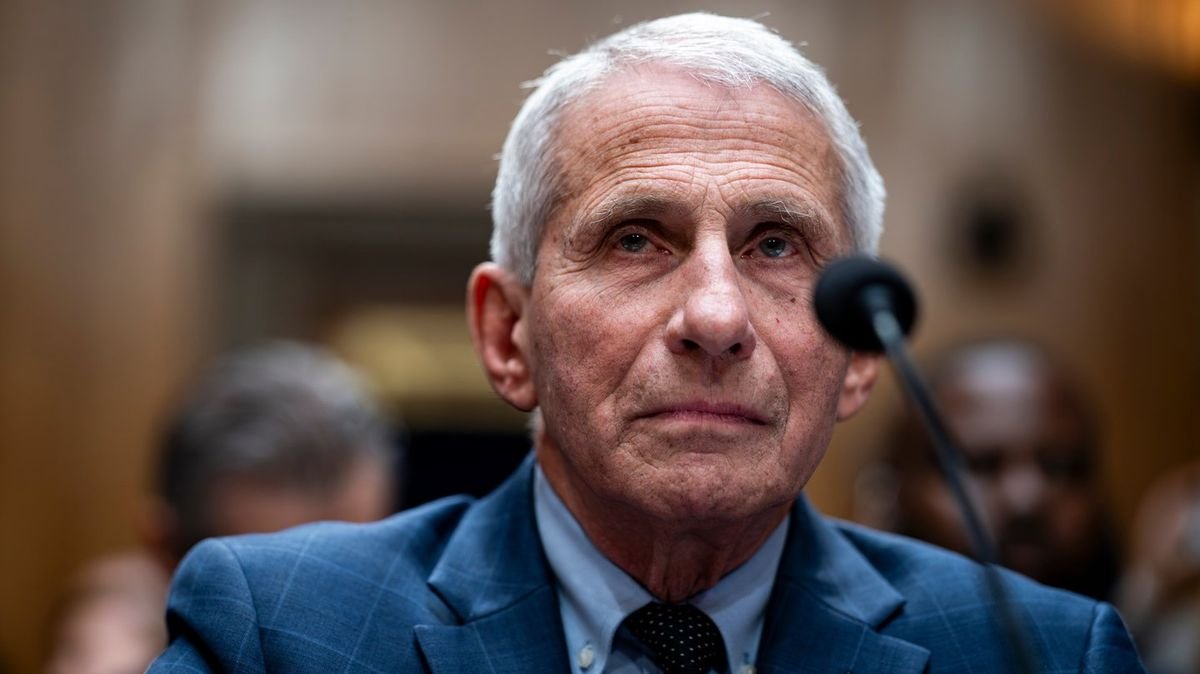 Fauci invocă dreptul la tăcere de 100 de ori în fața lui Rand Paul
