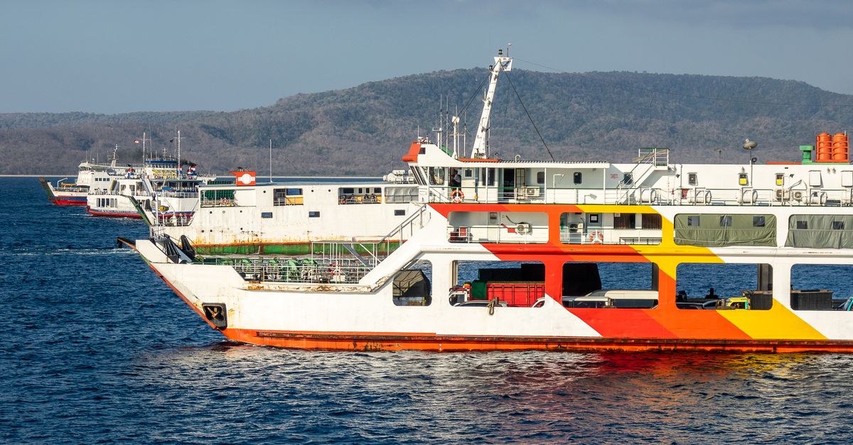 Feribot indonezian se rastoarna: 6 morti, 130 disparuti
