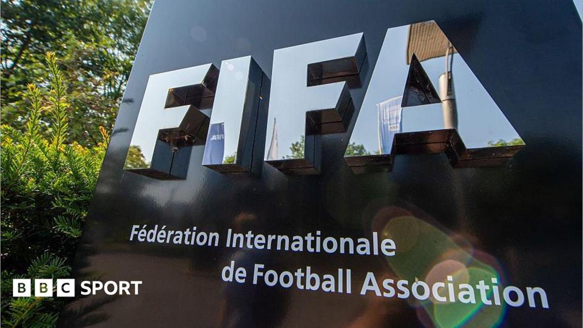 FIFA l-a dat afară pe directorul care l-a criticat pe Infantino