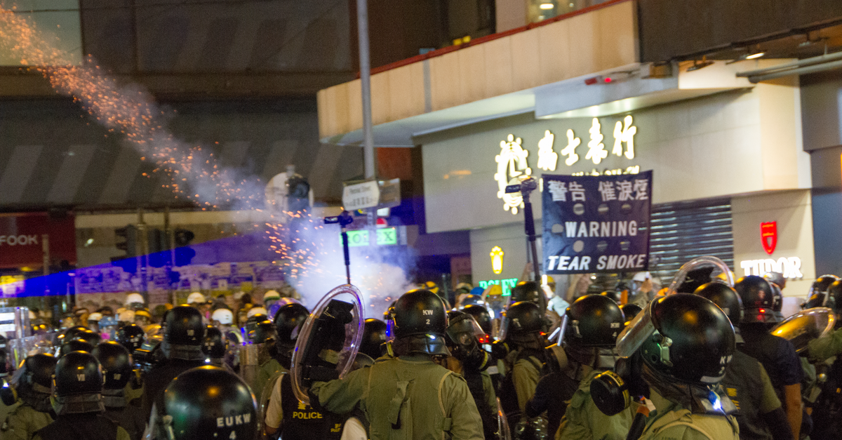 Franța arde, iar Trump dă vina pe imigranți: „Închideți-vă granițele!”