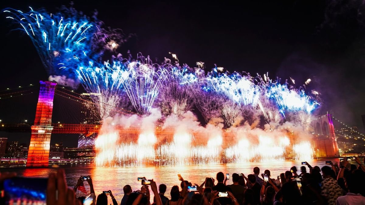 Furtuna amenință show-ul de artificii de 250 de ani din New York