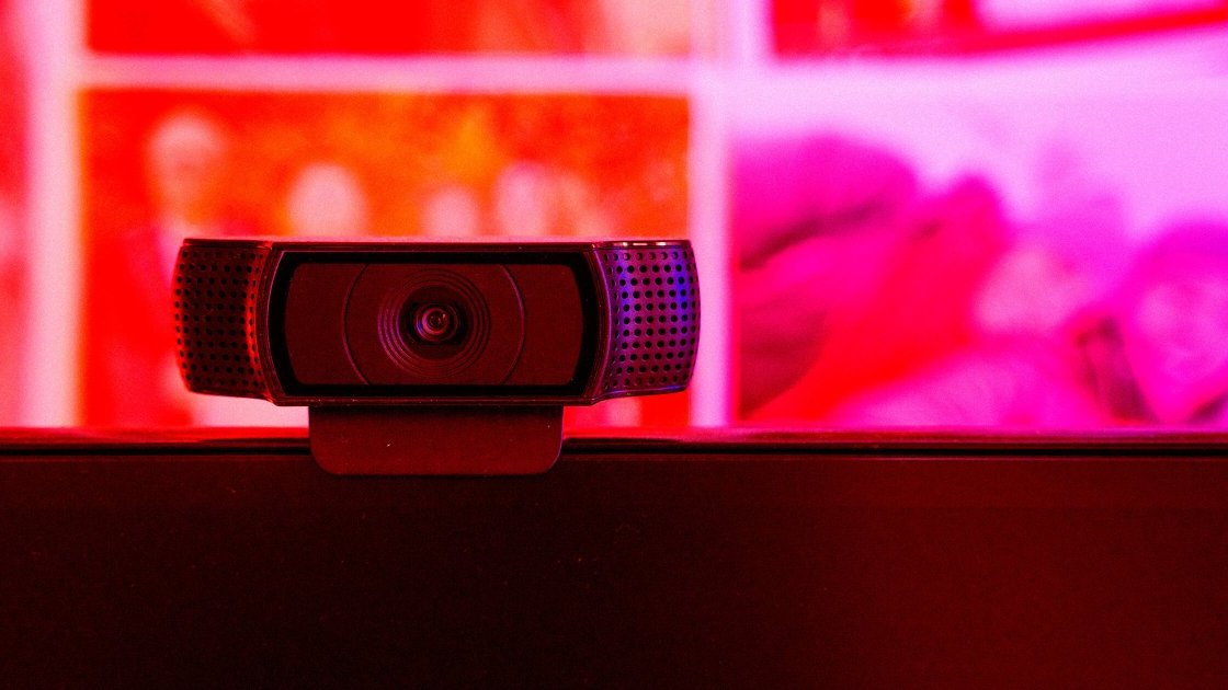 Google îți propune pe prima pagină să te filmezi ca să intri în cont