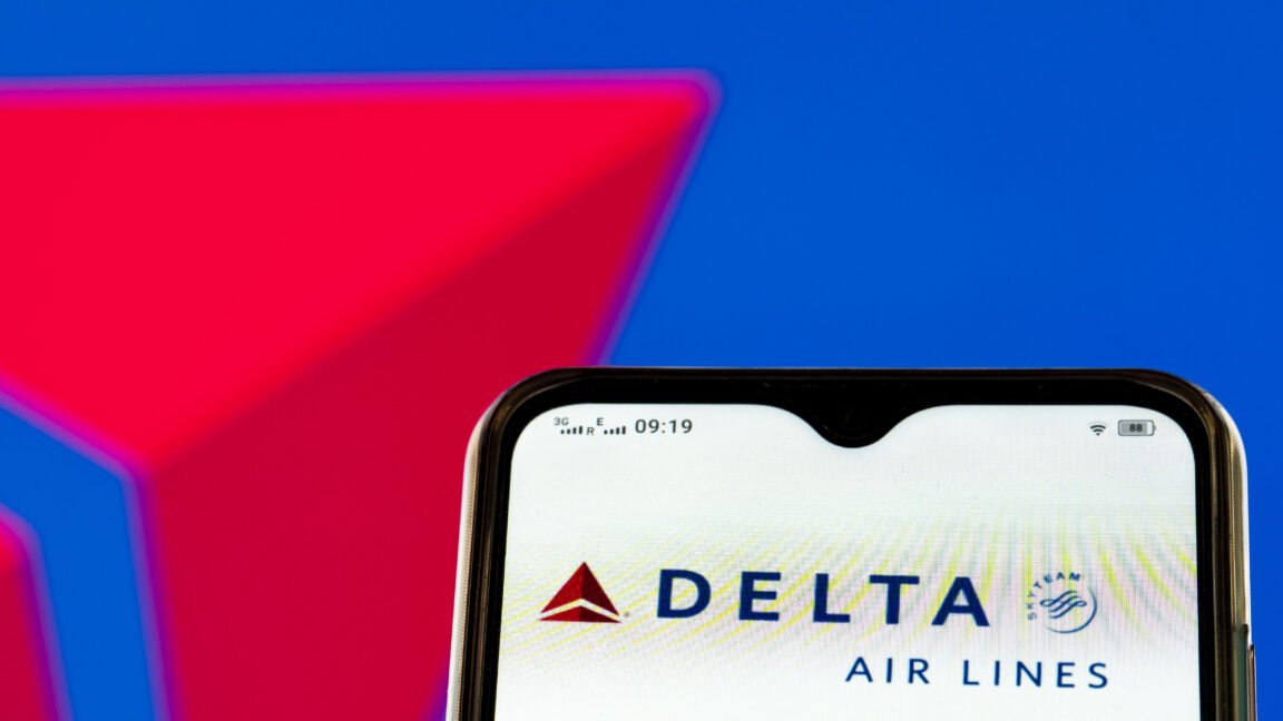 Hackerii de la DEF CON au creat un WiFi fals pe un avion Delta