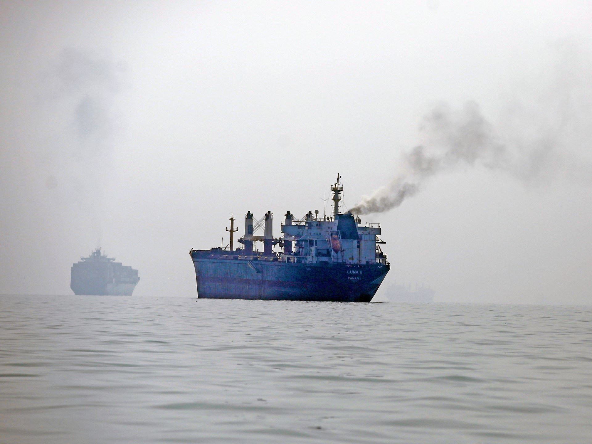 Haos în Golf: tancuri petroliere lovite lângă Hormuz, drone doborâte deasupra Riadului
