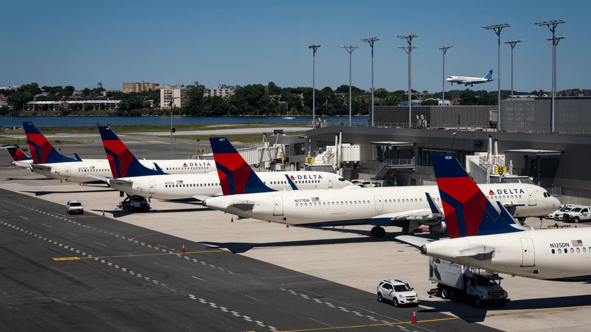 Haos pe aeroporturile Newark și JFK după ce un muncitor a tăiat un cablu