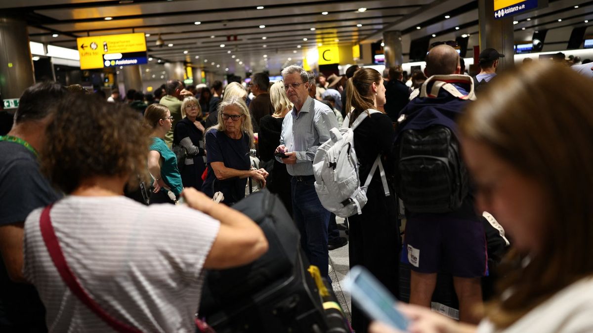 Haos total pe aeroporturile din UK: peste 600 de zboruri anulate