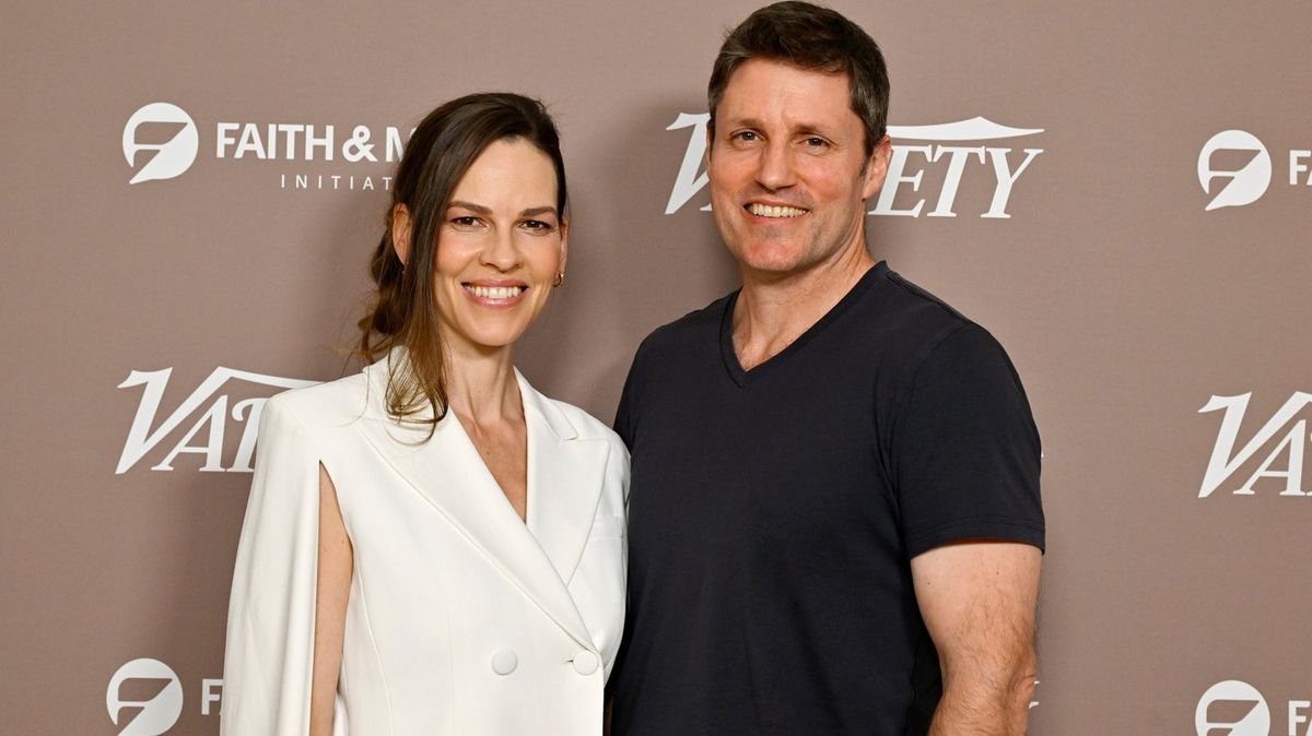 Hilary Swank e însărcinată la 52 de ani, după gemeni