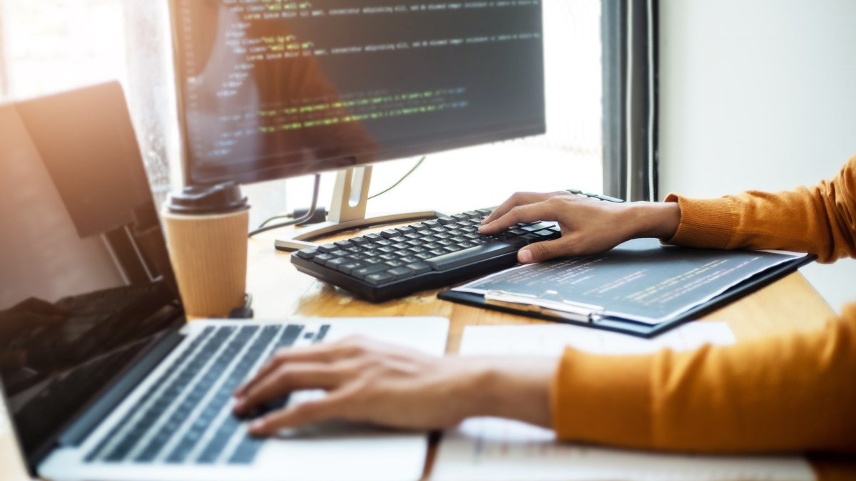 Inginerii software rezistă în fața AI: datele care surprind