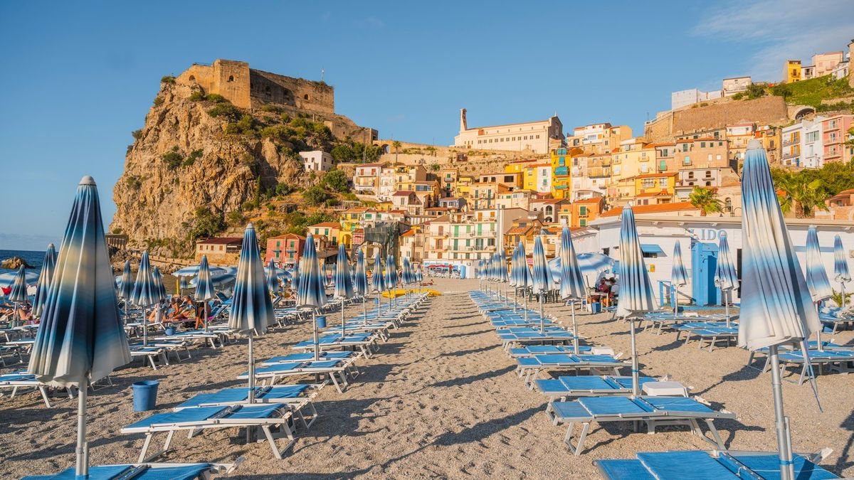 O plajă din Sardinia interzice umbrele pentru turiștii între 10 și 65 de ani