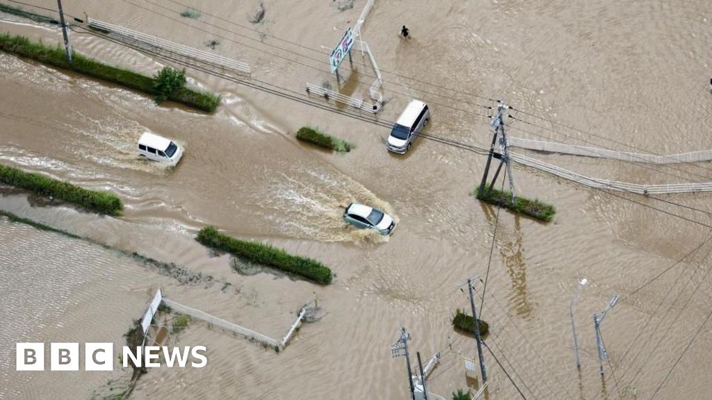 Japonia lovita de ploi record: 4 morti, 7000 blocati in aeroport