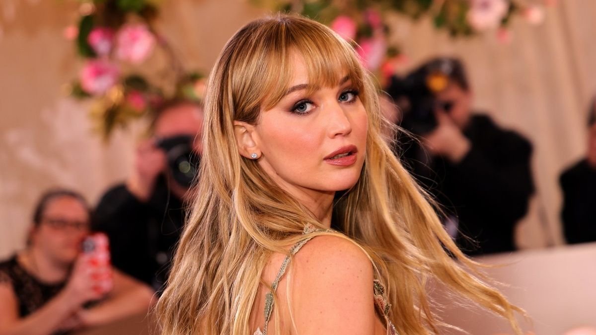 Jennifer Lawrence, sinceră despre operația la sâni