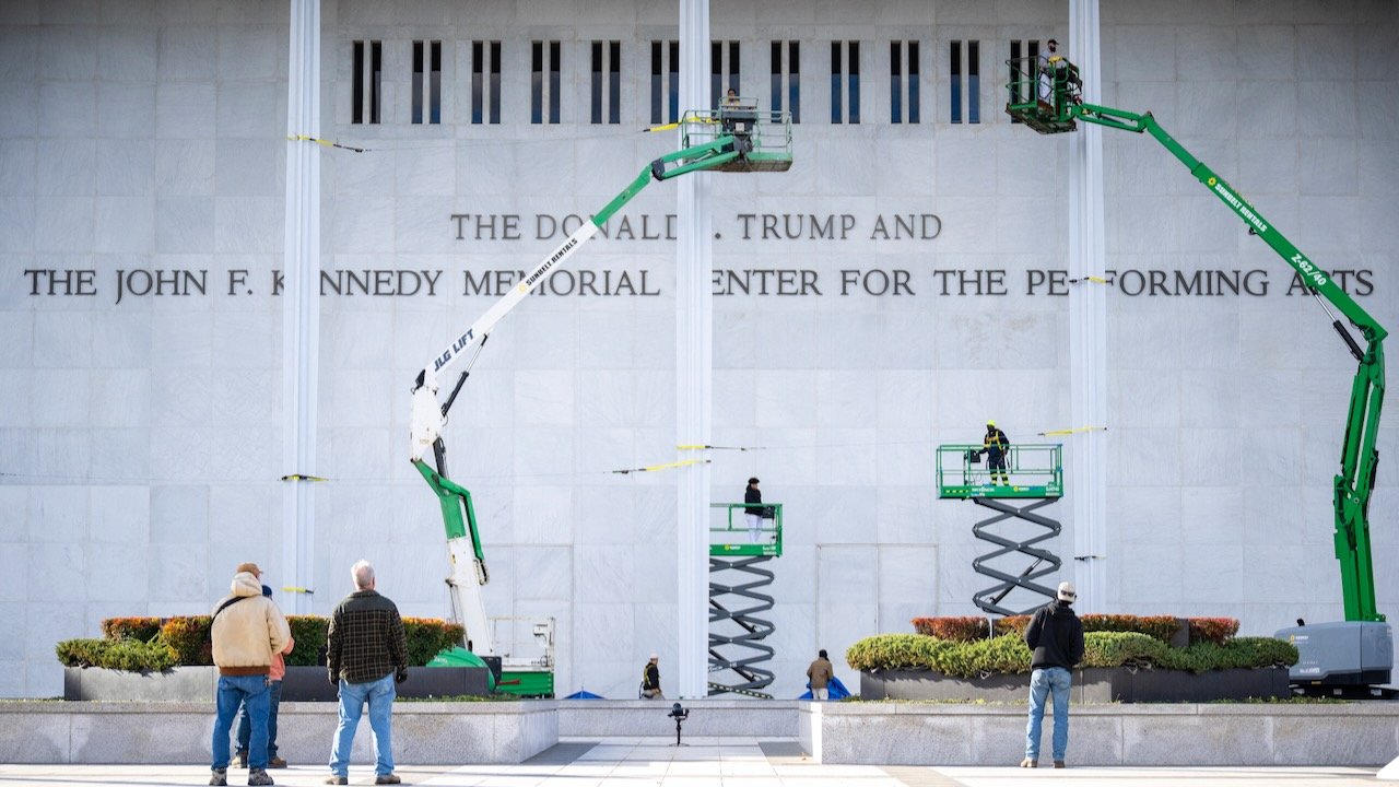 Kennedy Center: judecător federal ordonă ștergerea numelui Trump de pe clădire