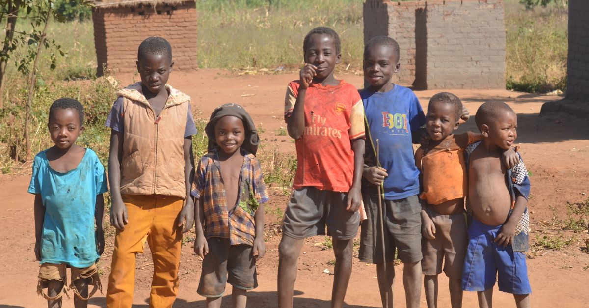 Seful adjunct al Politiei din Malawi a incasat un glont ca sa salveze o mama britanica rapita