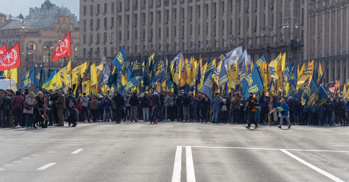 Mii de ucraineni in strada dupa demiterea ministrului