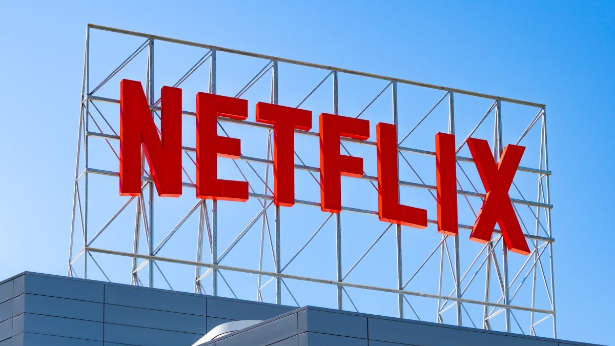 Netflix renunță la binge-watching: sfârșitul unei ere de streaming